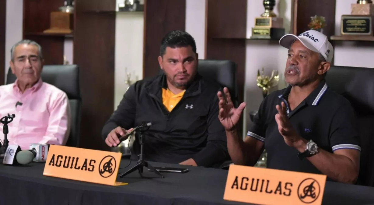 Tony Peña   al ser presentado por el presidente Víctor García Sued y el gerente Ángel Ovalles.