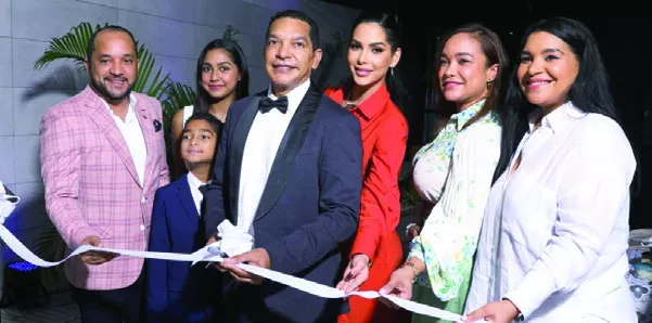 Héctor Cabral,  corta la cinta inaugural, compañado de Dulce Serret, Nicole y Jeal Carlos, Carmen, Héctor Luis y Hectarelis Cabral.