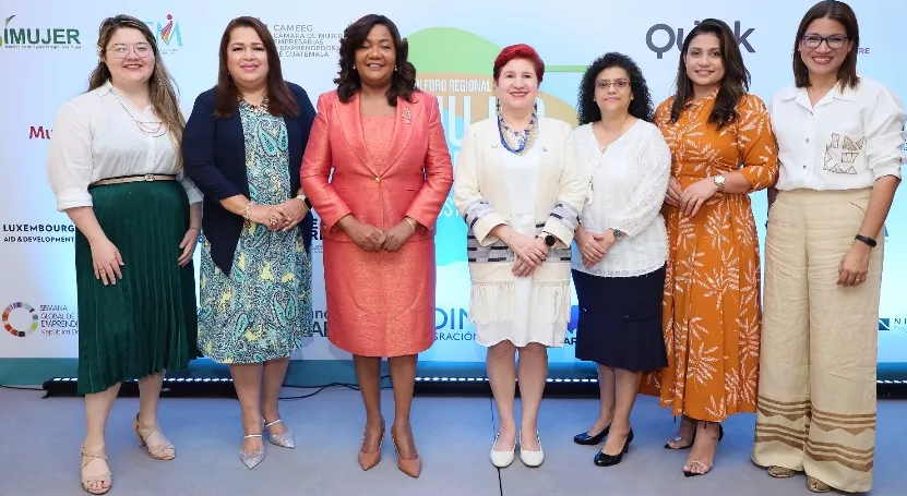 Amanda Arroyo Cabeza, Dina Núñez, Amarilys Durán, Issa Argueta, Guadalupe Castro, Katia Montenegro y Laura Linares.