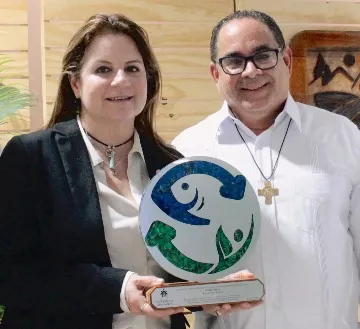 Judith Valdez y el padre William Batista.
