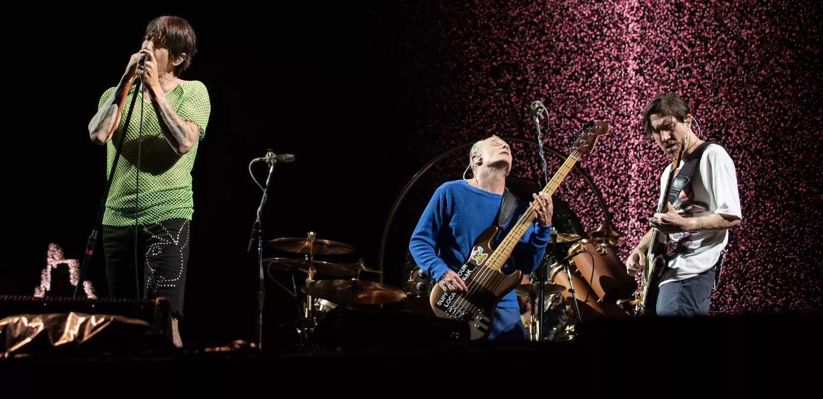 La agrupación rockera Red Hot Chili Peppers consiguió adueñarse de un público eufórico y feliz.