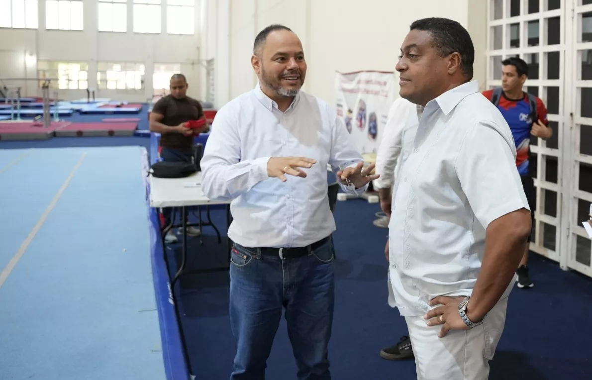 José Monegro conversa con Edwin Rodríguez durante la visita a gimnasia.  fuente externa