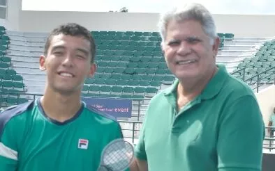 Sergio Tobal premia al tenista  Bruno  Kuzuhara,.