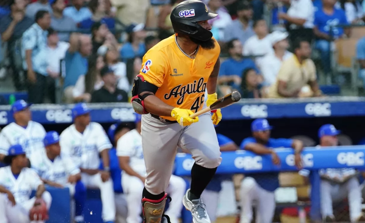 Zoilo Almonte sigue  la trayectoria del doble que pegó el domingo frente al Licey.  manolito jiménez.