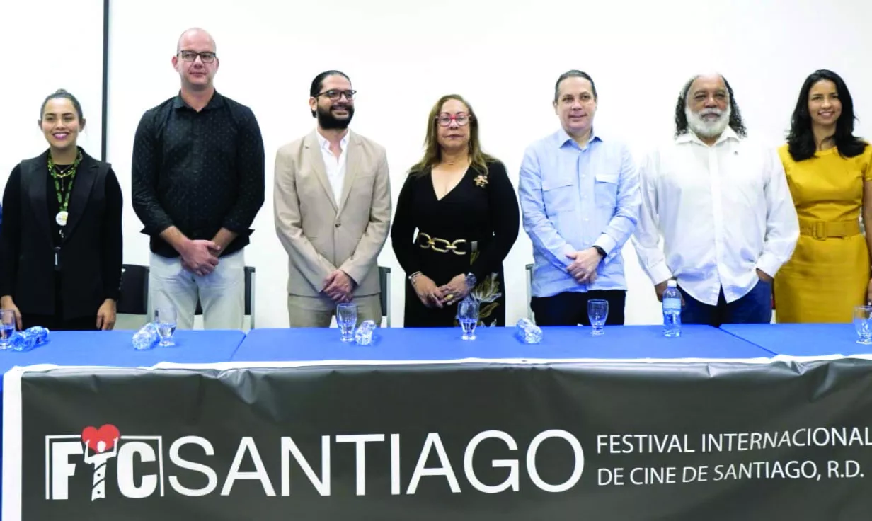Organizadores del Festival de Cine de Santiago, ofreciendo detalles en rueda de prensa.