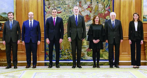 El rey Felipe VI junto a funcionarios del nuevo gobierno.