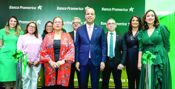 Carlos Julio Camilo junto al equipo del Banco Promerica.
