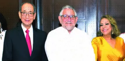Roberto Rodríguez corta la cinta junto a Luis Felipe Aquino y  Luisa de Aquino.
