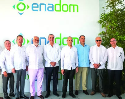 El presidente Luis Abinader y Edwin de los Santos, CEO de ENADOM, encabezan acto.