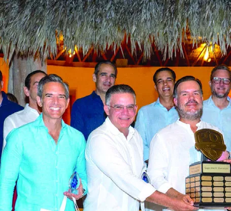 Miguel Roig, presidente de  Asociación PQ, entrega la Copa PQ a ganadores del primer lugar bruto.