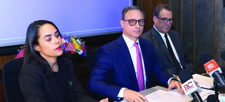 Exprocurador Jean Alain Rodríguez y sus abogados.  Guillermo Burgos