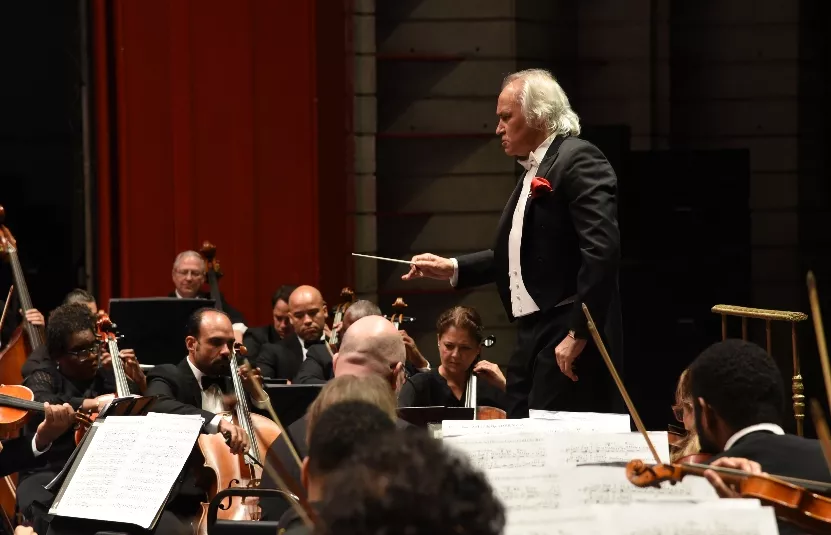 José Antonio Molina dirigiendo la Orquesta Sinfónica.
