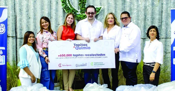 Ejecutivos de la empresa durante la entrega de los recursos.