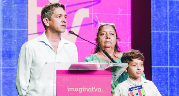 Horacioto Lamadrid y Samanta Olivero recibieron el homenaje de Anita Ontiveros.