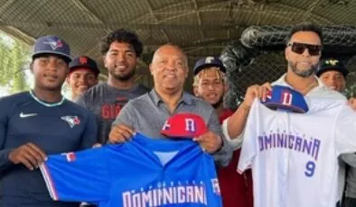 Juan Nuñez y Nelson Cruz entregan los uniformes de RD.