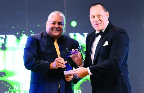 Fernando Geraldino entrega premio a Franklin Mirabal.