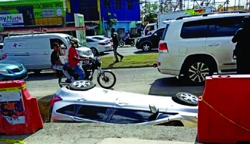 Al menos dos vehículos se accidentaron  ayer en la zanja.