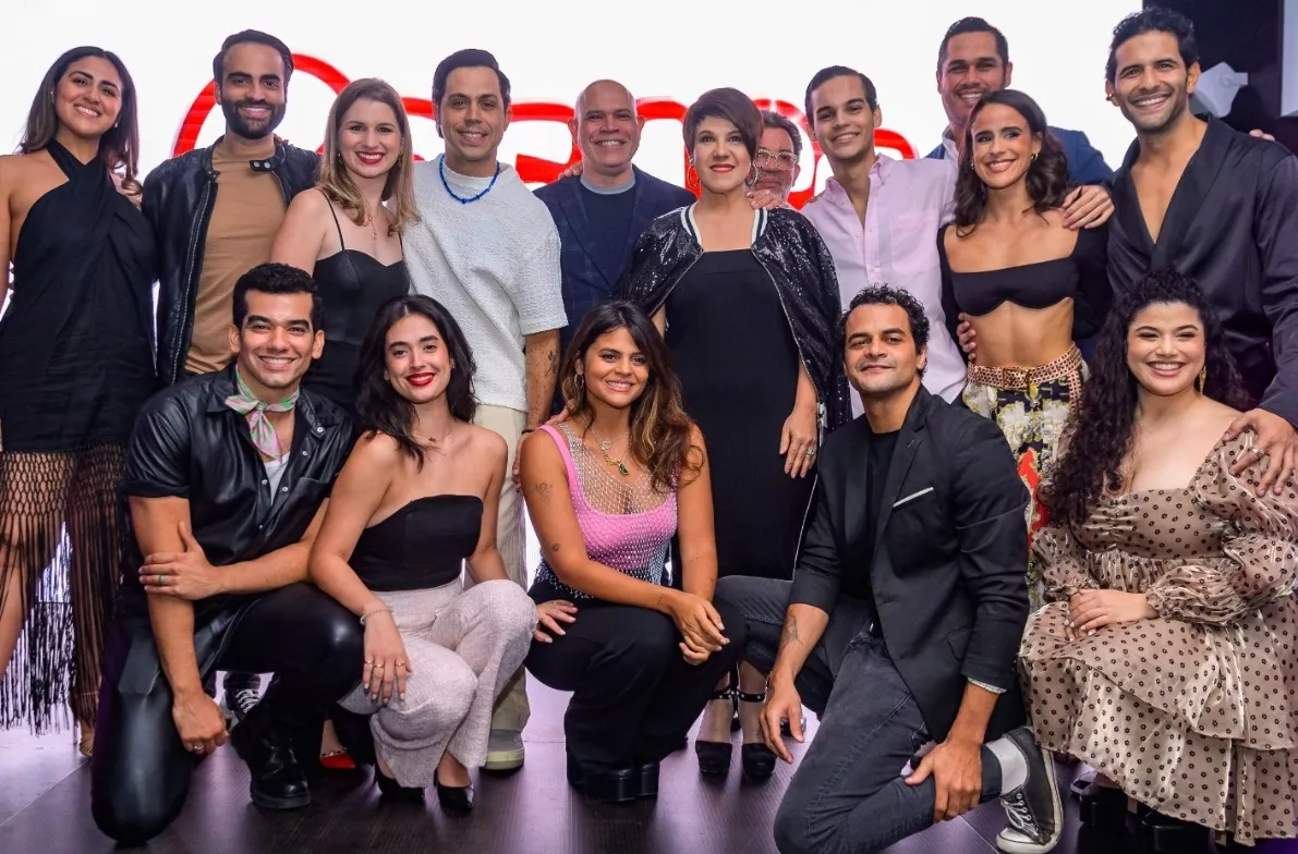 Parte del elenco que participa en el musical Grease, que vuelve a escena el fin de semana.