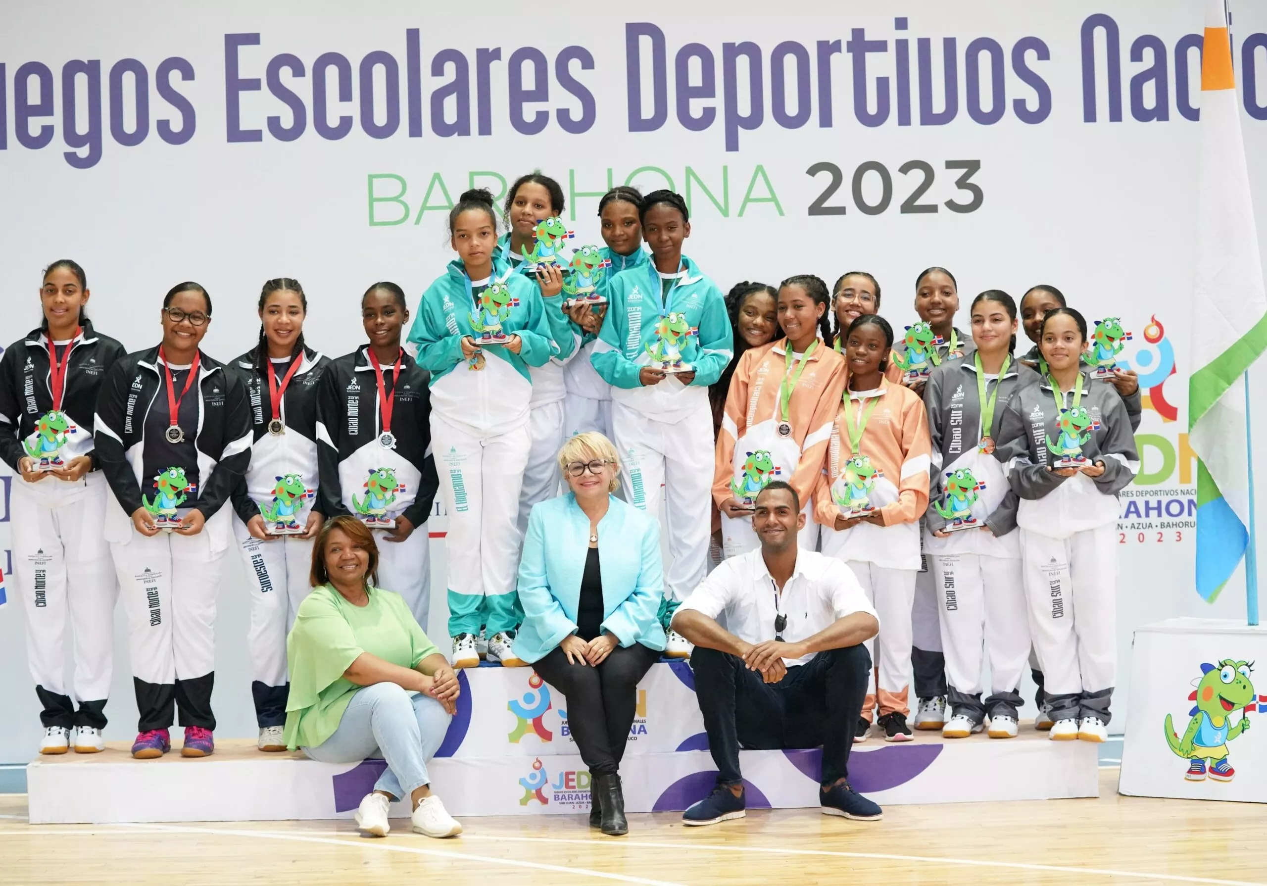 Integrantes de  Metropolitana II e Higuamo  que se coronaron en tenis mesa .  manolito jiménez
