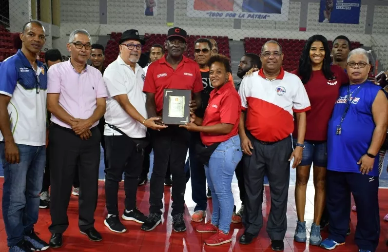 El profesor Pedro José Lebours recibe un reconocimiento.