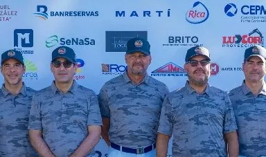 Cuarteta ganadora del torneo de golf PQ, en La Romana.