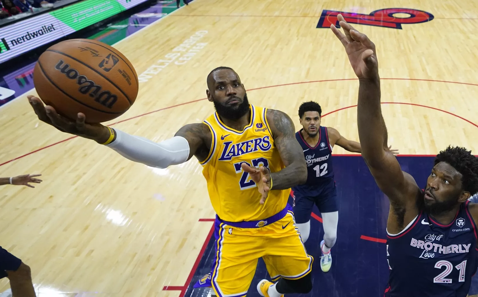 LeBron James y sus Lakers estarán recibiendo e los Soles de Phoenix  en la emocionante y crucial etapa de la Copa NBA .  Ap