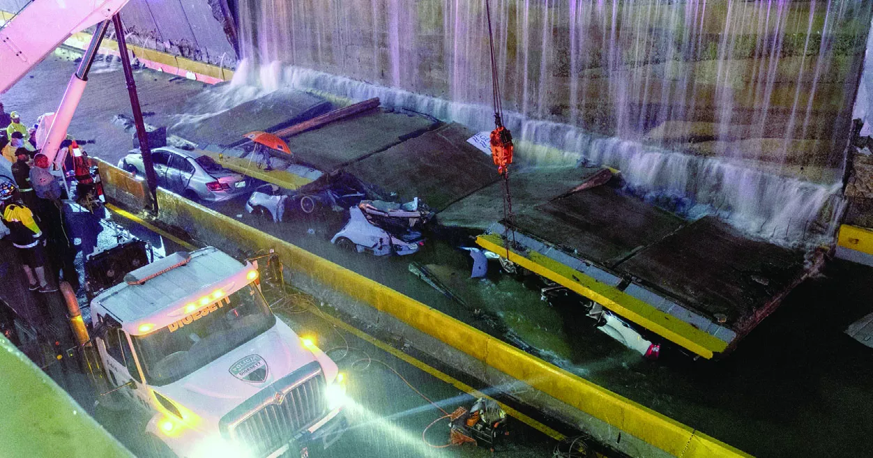 El colapso  de una pared lateral del desnivel de las avenidas 27 de Febrero y Máximo Gómez, provocado por las lluvias terminó, con la vida de  más de 9 personas.