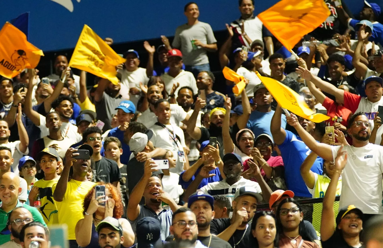 Los fanáticos aguiluchos, aunque ayer fueron superados ampliamente por los del Licey, se mantienen firmes.  manolito jiménez.