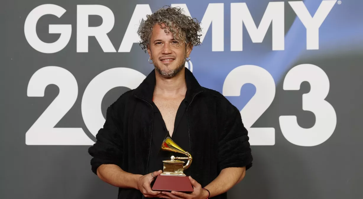 Vicente García posa con el premio