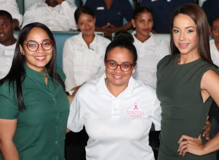 Ejecutivos del hotel junto a la doctora Nikauris Ramírez.