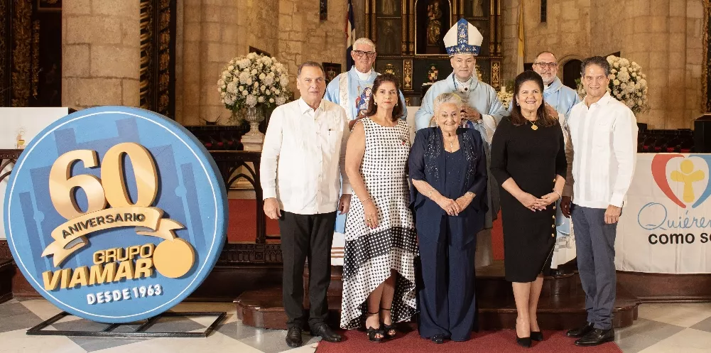 La familia Villanueva Sued junto a Monseñor Raúl Bersoza y concelebrantes en la misa de conmemoracion del 60 aniversario.