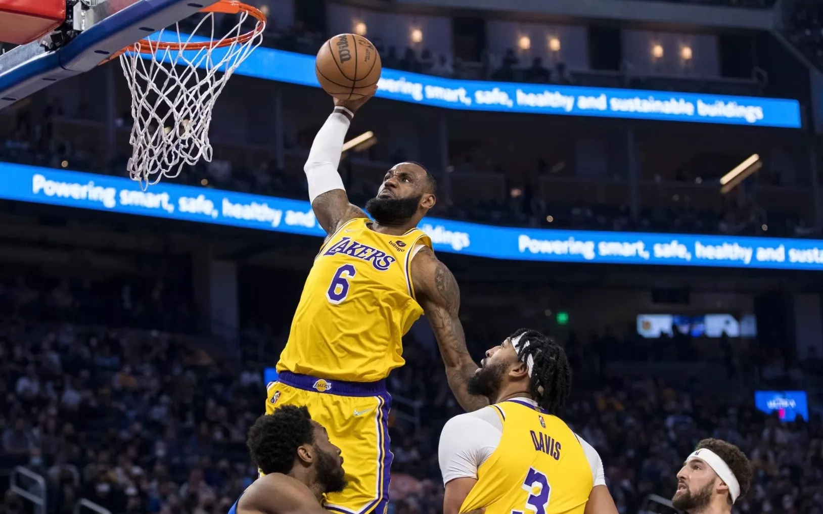 LeBron James continua anotando puntos sim piedad en la NBA a pesar que está rondando ya los 40 años de edad.  Ap