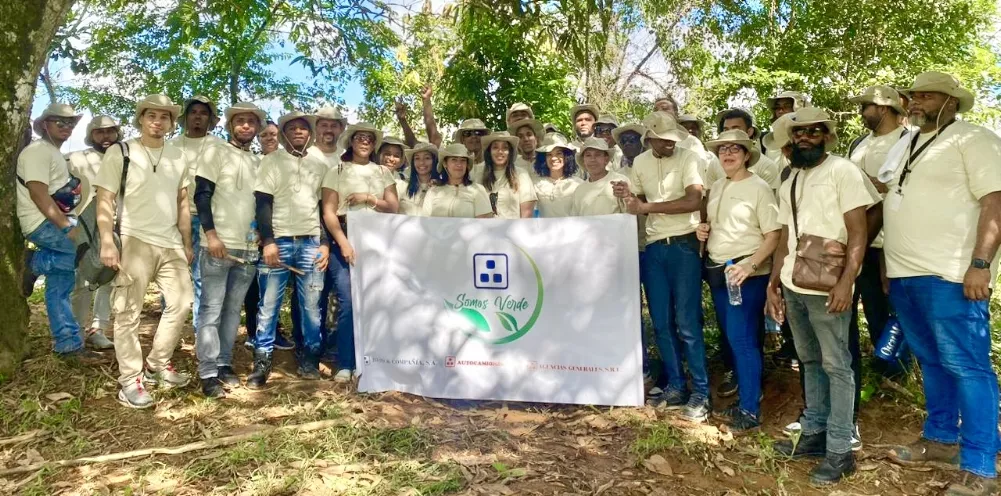 Representantes de la empresa durante la jornada de reforestación.