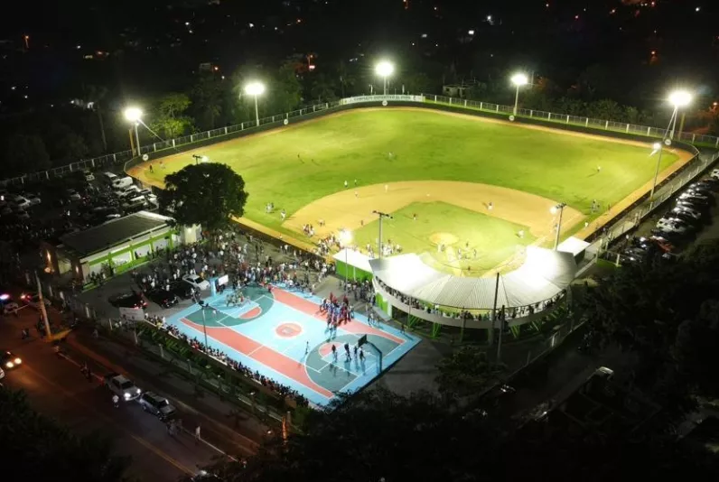 Vista del moderno estadio construído en Los Pinos, La Vega.