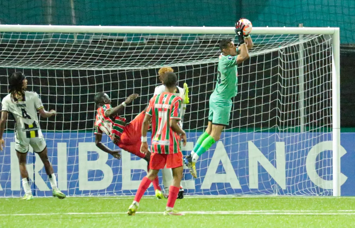 Odalis Báez portero del Moca FC en una de sus clásicas atajadas ante  Surinam.