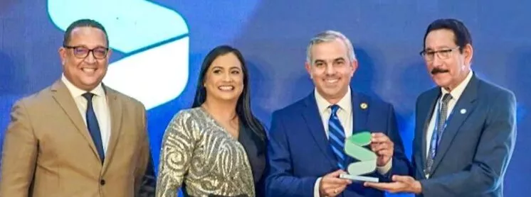 Iván Hernández Guzmán recibe el reconocimiento.