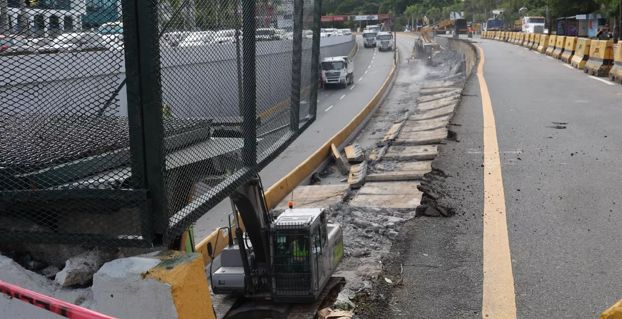 Parte de las placas de hormigón que colapsaron bajo la presión pluvial de las lluvias  del sábado.