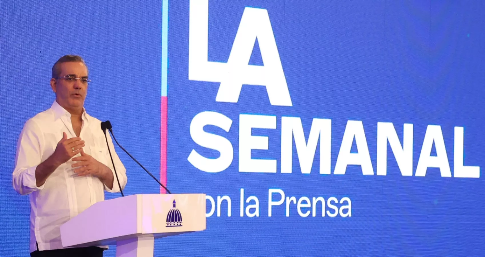 Momentos en que el presidente Abinader  ofrecía detalles sobre diversos temas a los medios de comunicación .  Alberto Calvo