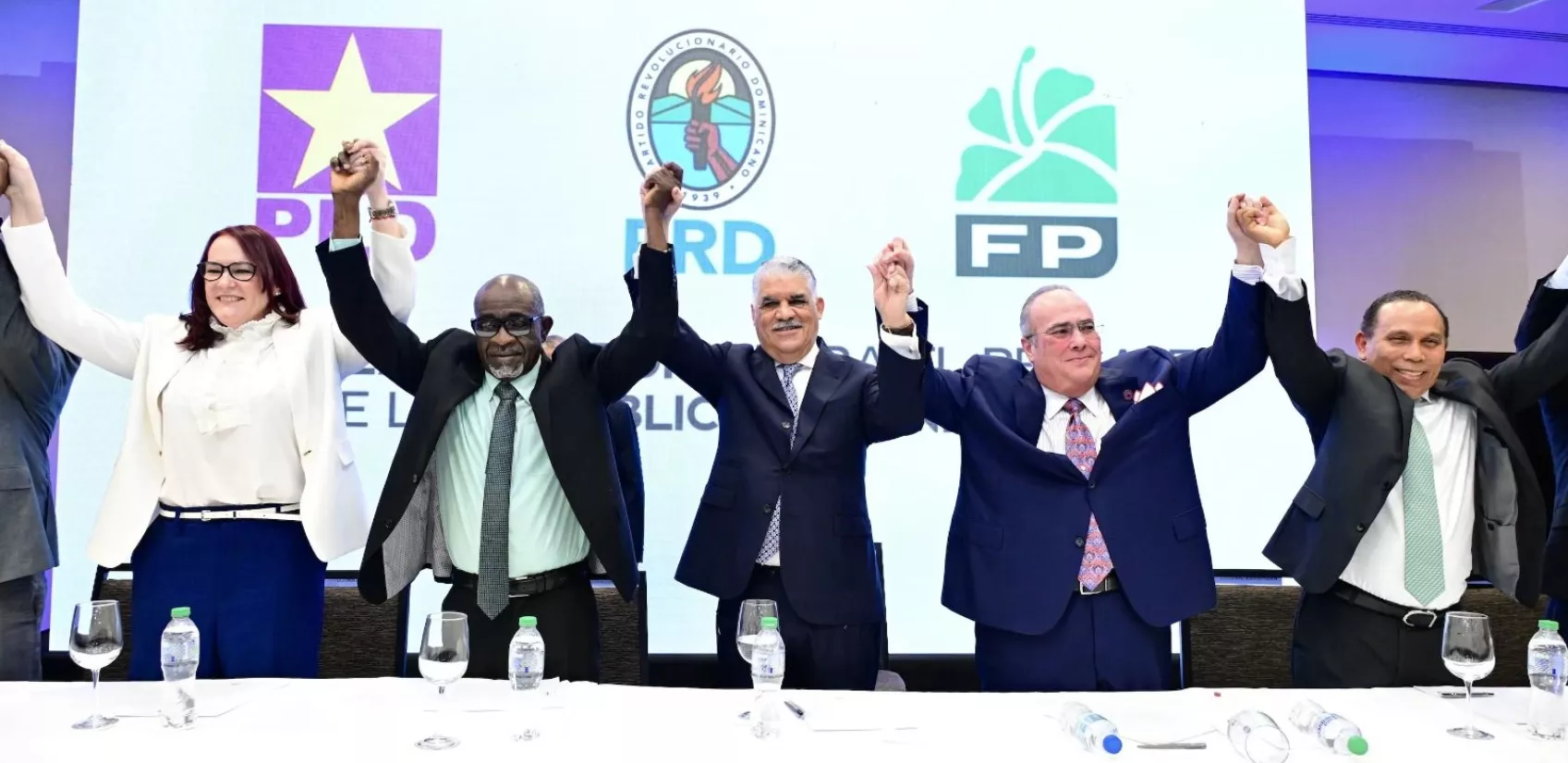 Dirigentes dl PRD, del PLD y de Fuerza del Pueblo cuando anunciaron la ampliación del acuerdo electoral.  fuente externa.
