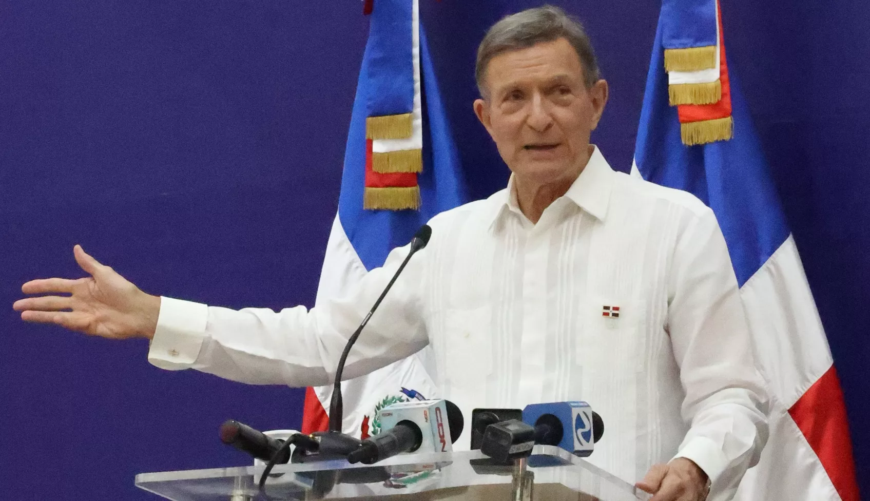 El canciller Roberto Álvarez mostró varias imágenes de la irrupción de grupos haitianos en territorio dominicano.  josé de león
