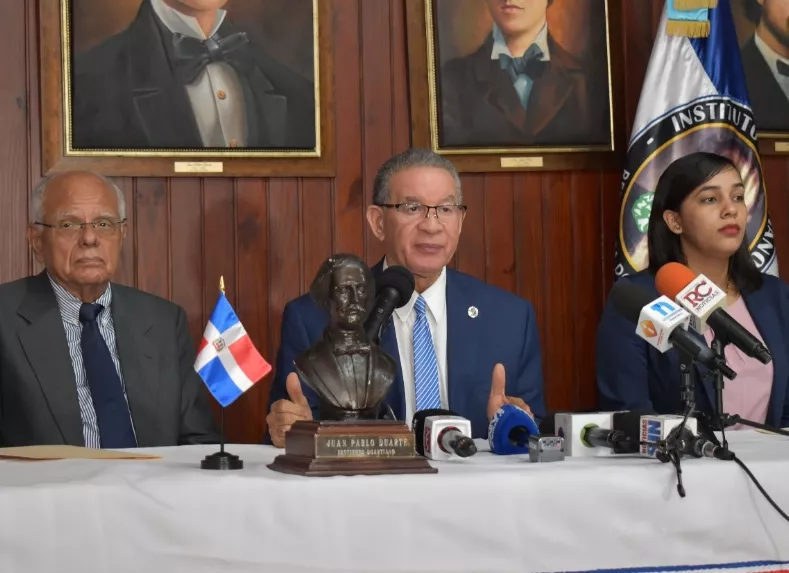 Wilson Gómez, presidente del Instituto junto a directivos.