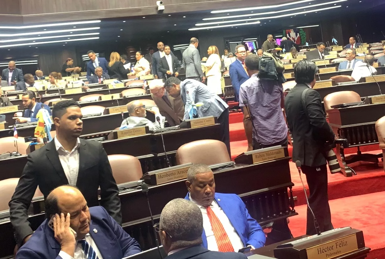 Cámara de Diputados atrae fuertes debates y una protesta común  es abandonar la sesión.