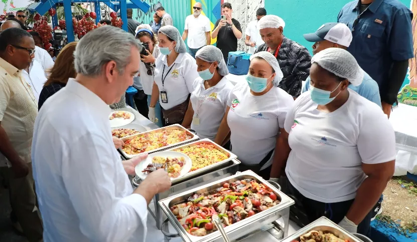 Abinader consumió alimento ofreció Comedores Económicos.