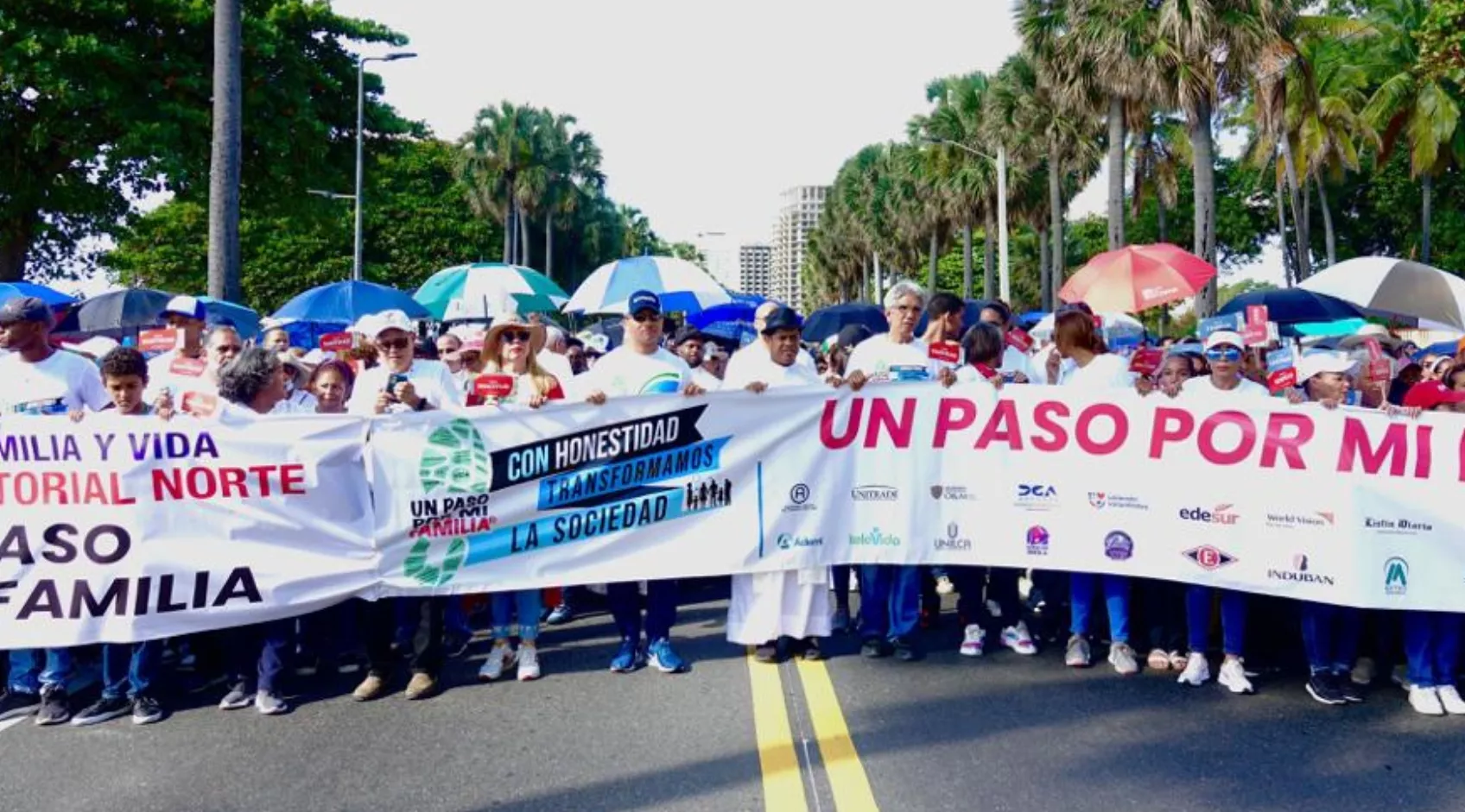 Miles de feligreses  se dieron cita en el Malecón de Santo Domingo en la caminata “Un paso por mi familia 2023”.