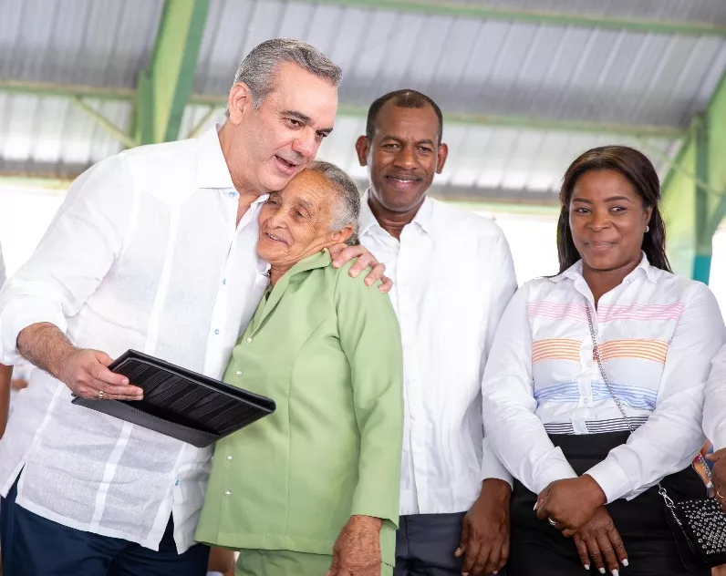 Abinader dijo que la entrega transforma la vida de la gente.