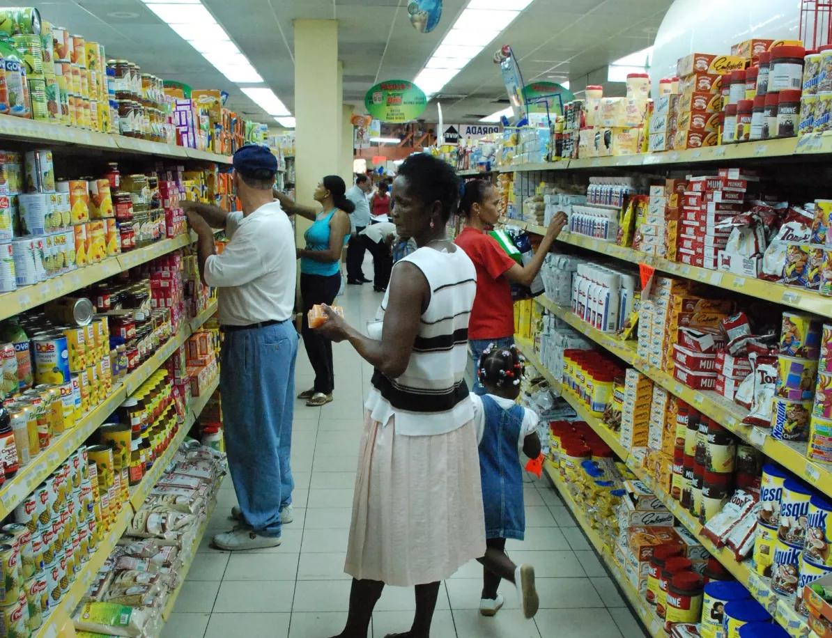 Tras anuncios de lluvias, muchos acuden a  los supermercado para abastecerse.