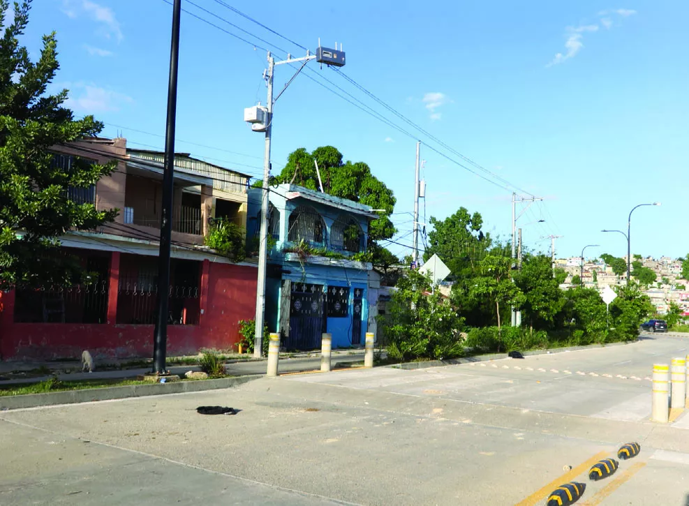 Casas ubicadas  en Los  Guandules,  donde el proyecto de Urbe estableció vías, cancha, polideportivo y parque.  josé francisco