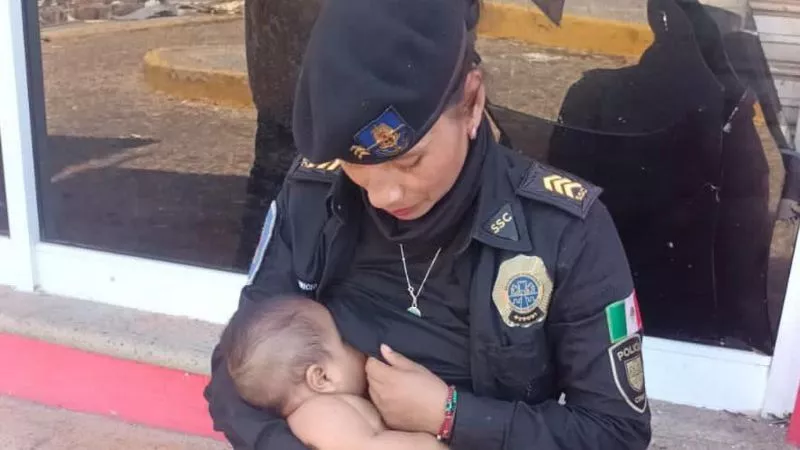 Arizbeth Ambrosio amamantó a un bebé de cuatro meses que lloraba en medio de la devastación