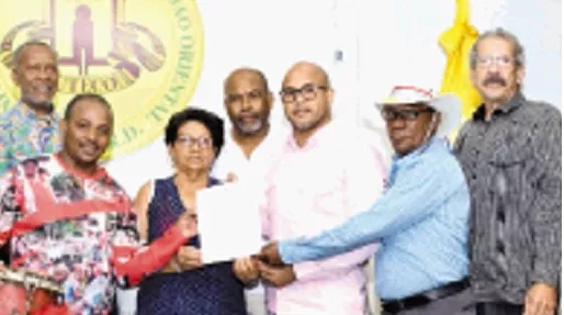 Alcaldía de Cotuí entrega documento a Cofradía del Espíritu Santo.