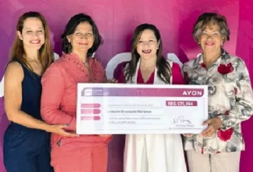Representantes de la organización Rescatando Mariposas reciben donativo.